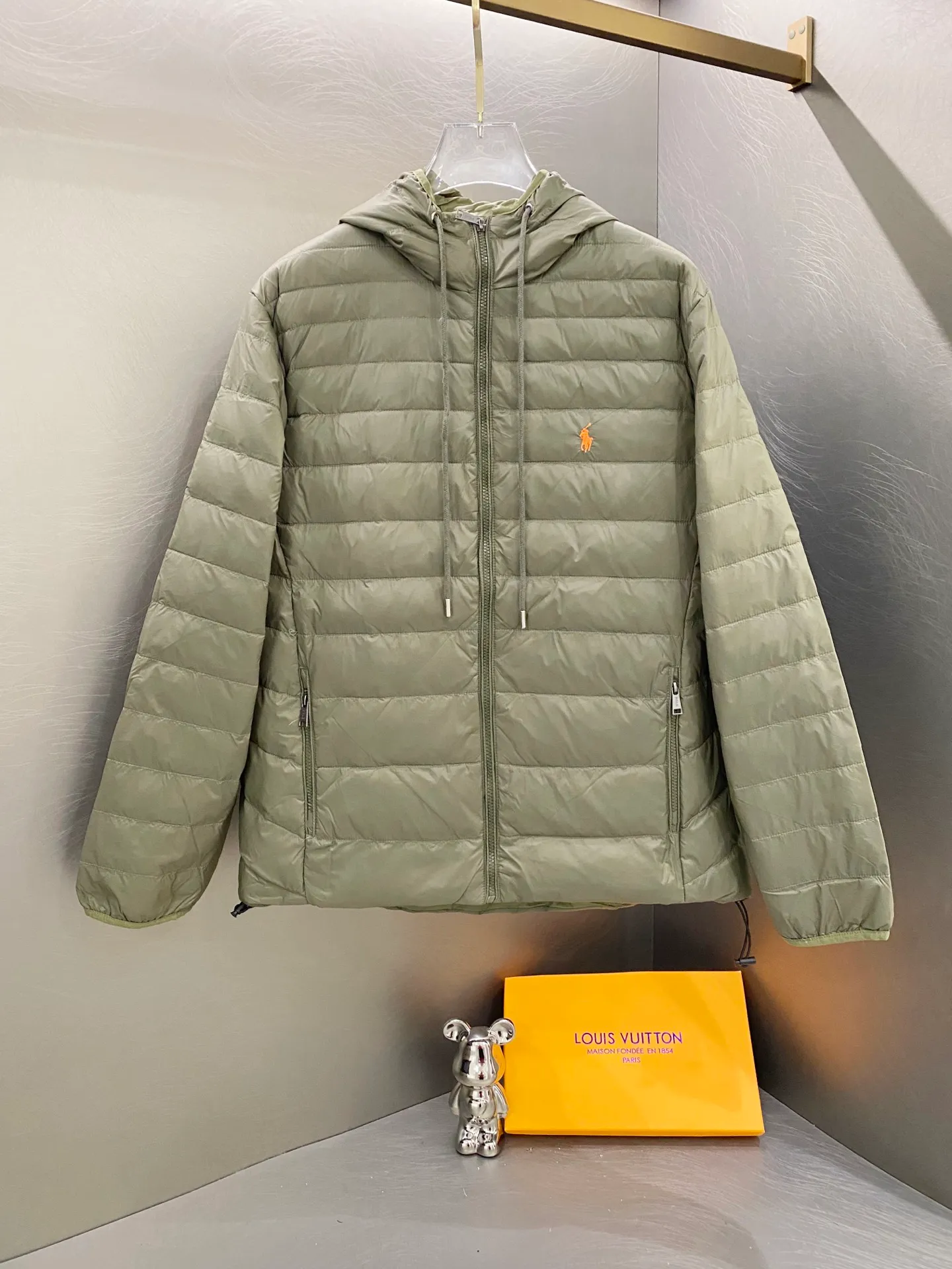 P640 Ralph Lauren/Ralph Lauren 24aw new winter product, Gorham series down jacket for sale on North American official website, classic and light down hooded down jacket - 0.15 grid nylon coating on the face for light three-proof construction, built-in 360T anti-drilling velvet coated gallbladder - corn tooth high-quality resin zipper, five large and small partition zippers all over the body, separate molding - originality restoration, original molding, full set of customized accessories, 100% detail processing - RL Ralph Lauren's classic best-selling hooded down jacket with small label. Best-selling offline in North America and out of stock all year round. Black, blue and army green three colors. Simple and versatile. Very practical. Detachable hood. Velcro to tighten cuffs. Elastic cord at hem. Free elastic adjustment. 350 grams of zoned down filling. Warm and comfortable. Warm in winter. Color: black, navy blue, army green. Size: M — XXL